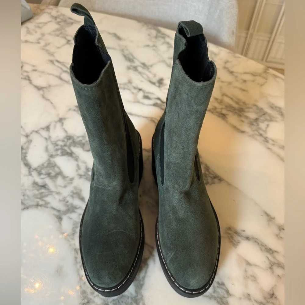 NWOB Gorgeous Nine West Olive Green Doleas Chelsea Boot Leather Suede Block Heel